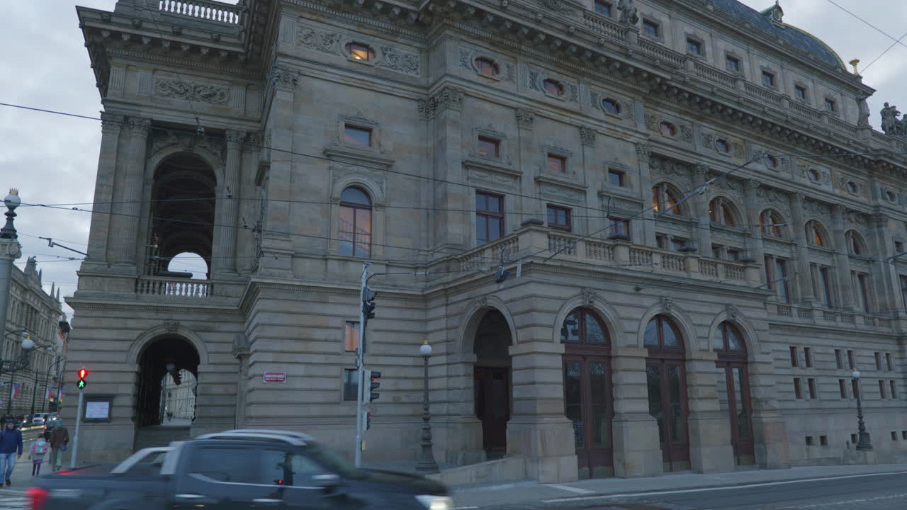 흐린 겨울날 프라하의 국립 극장 창문에서 일출 반사