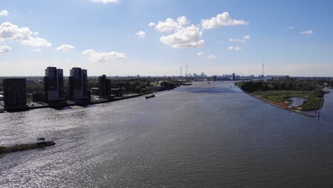 Reflection-Of-Sunlight-In-The-River-In-Kinderdijk-Town-With-Skyline-On-The-Background