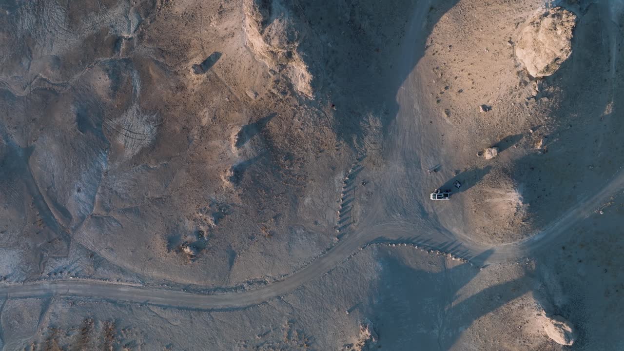 drone aéreo de arriba hacia abajo disparó trona pinnacles desierto de california al atardecer