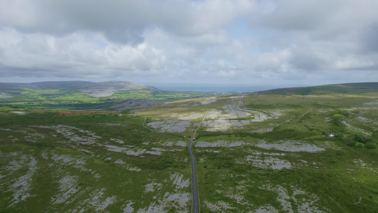 на возвышенности буррен дорога ведет к морю
