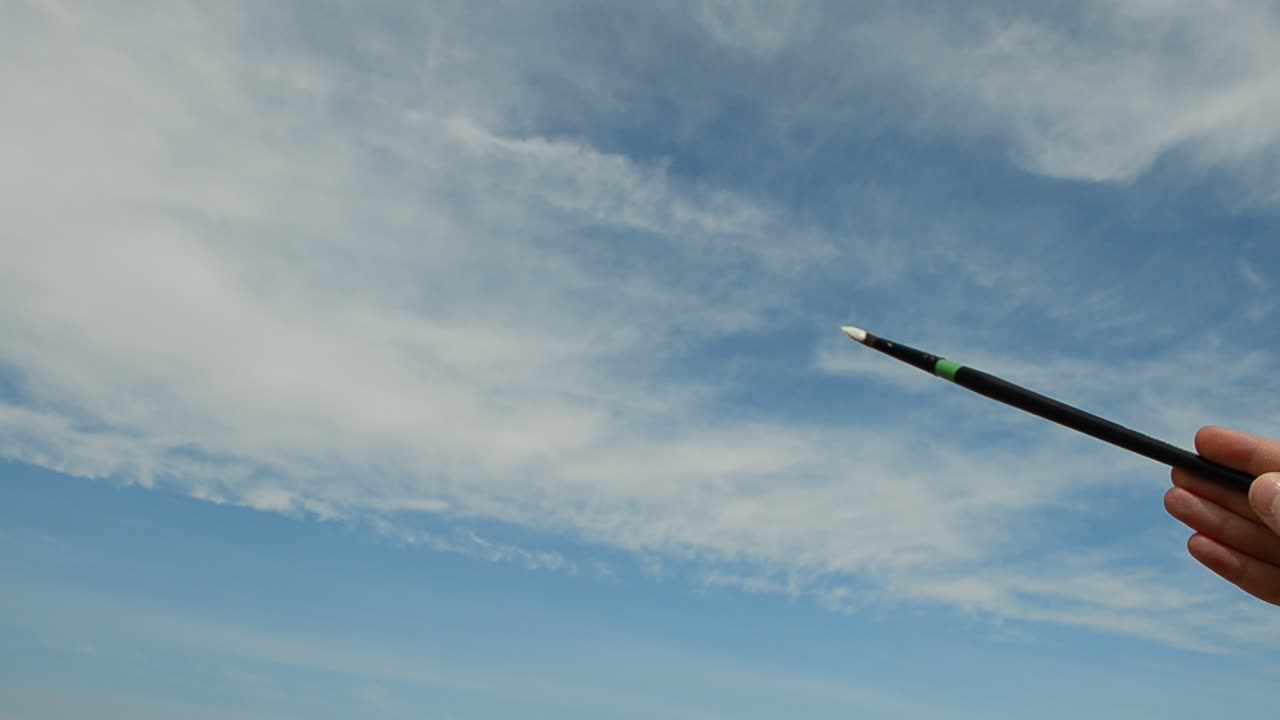 Dibujamos el cielo con un pincel. Artista y pincel.