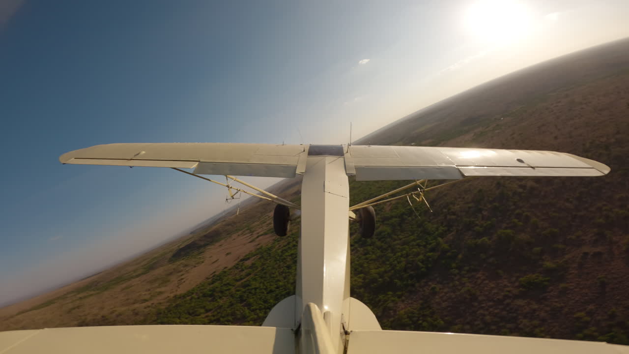 Aereo da bushcraft che sorvola la savana arbustiva.