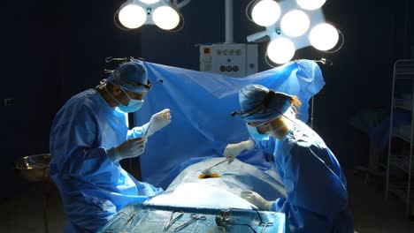 Surgeons-performing-operation-in-operation-room