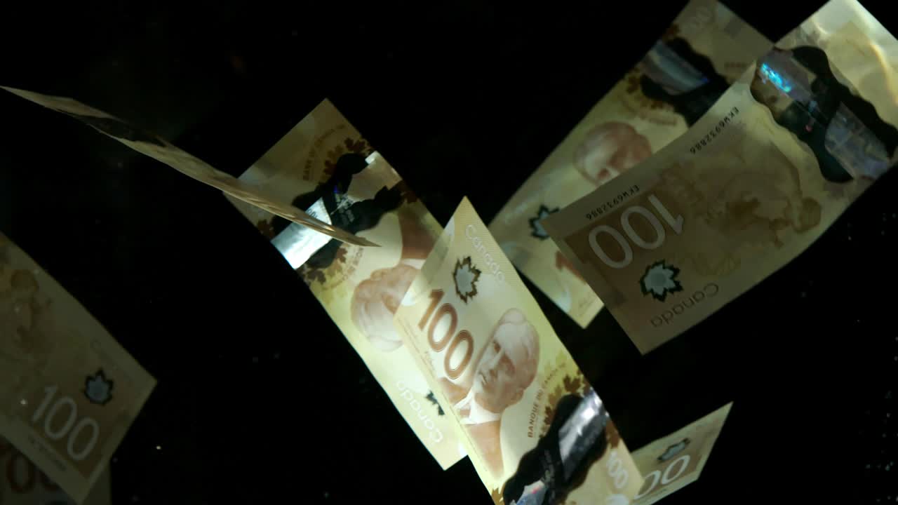 흑색 바탕에 떨어지는 캐나다 달러 지폐, 4k 로 루프가 가능, 고품질의 달러 지폐가 떨어지는 4k 로 러프가 가능