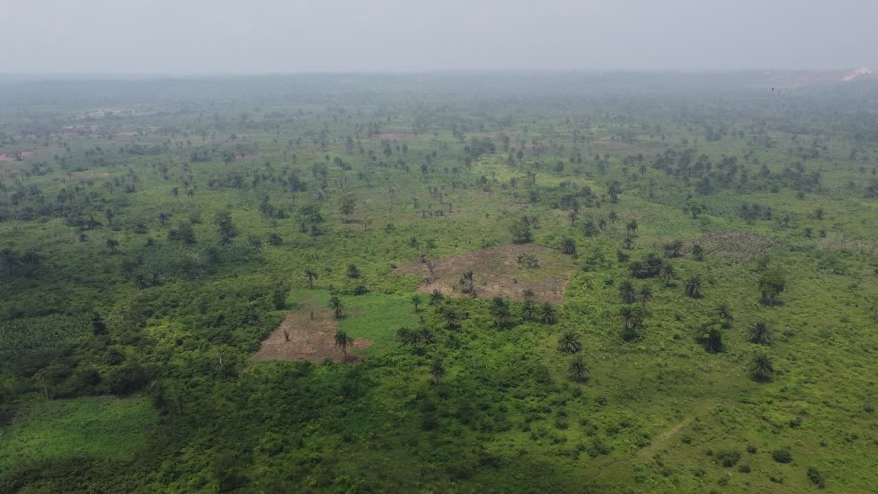 paisaje sereno de un día nublado y brumoso en una región montañosa con escasa vegetación