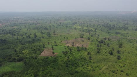 Serene-Landscape-of-a-hazy-cloudy-day-in-a-mountain-region-with-sparse-vegetation