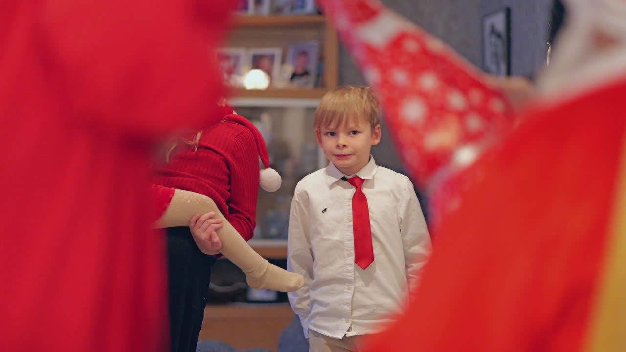 niños felices en la reunión de navidad santa, tradiciones de vacaciones nórdicas