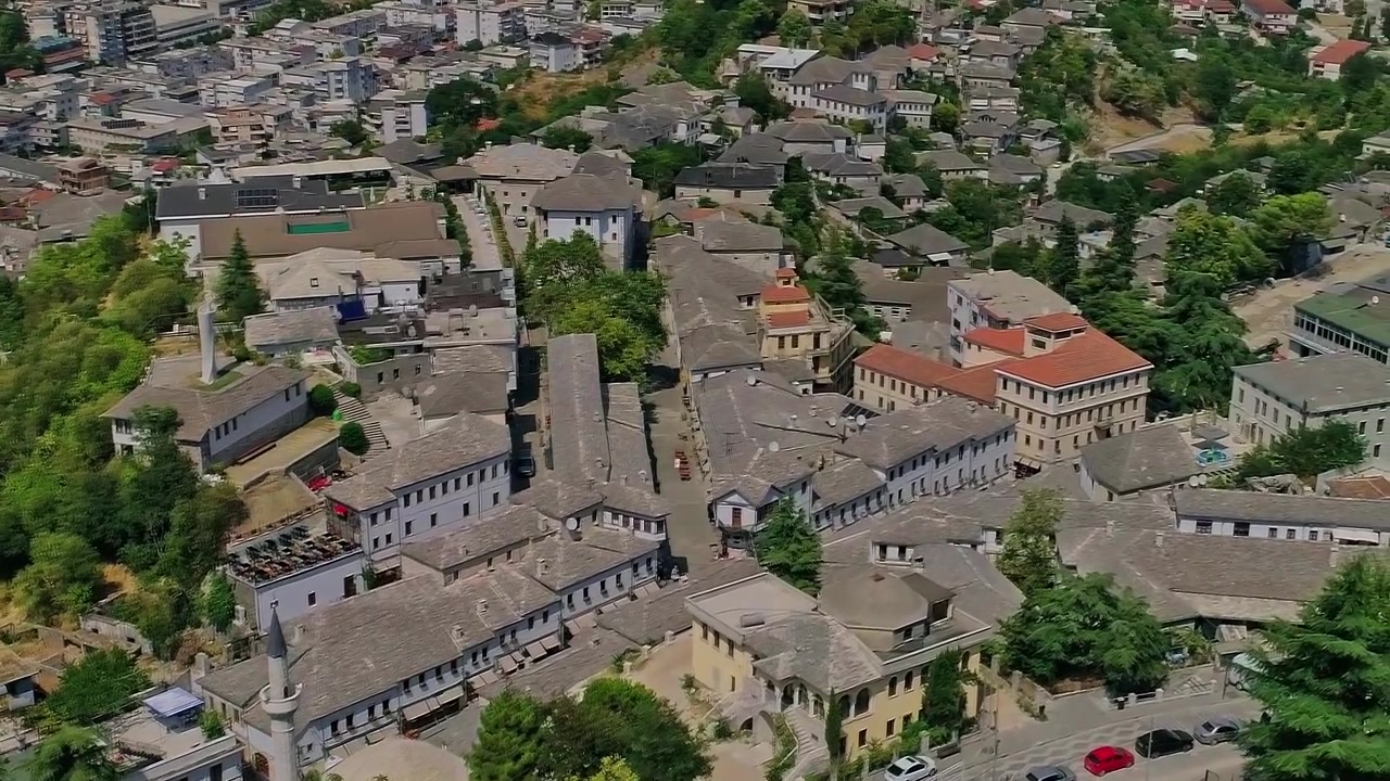 Vedute di un'area urbana in Albania riprese dall'alto durante il giorno.
