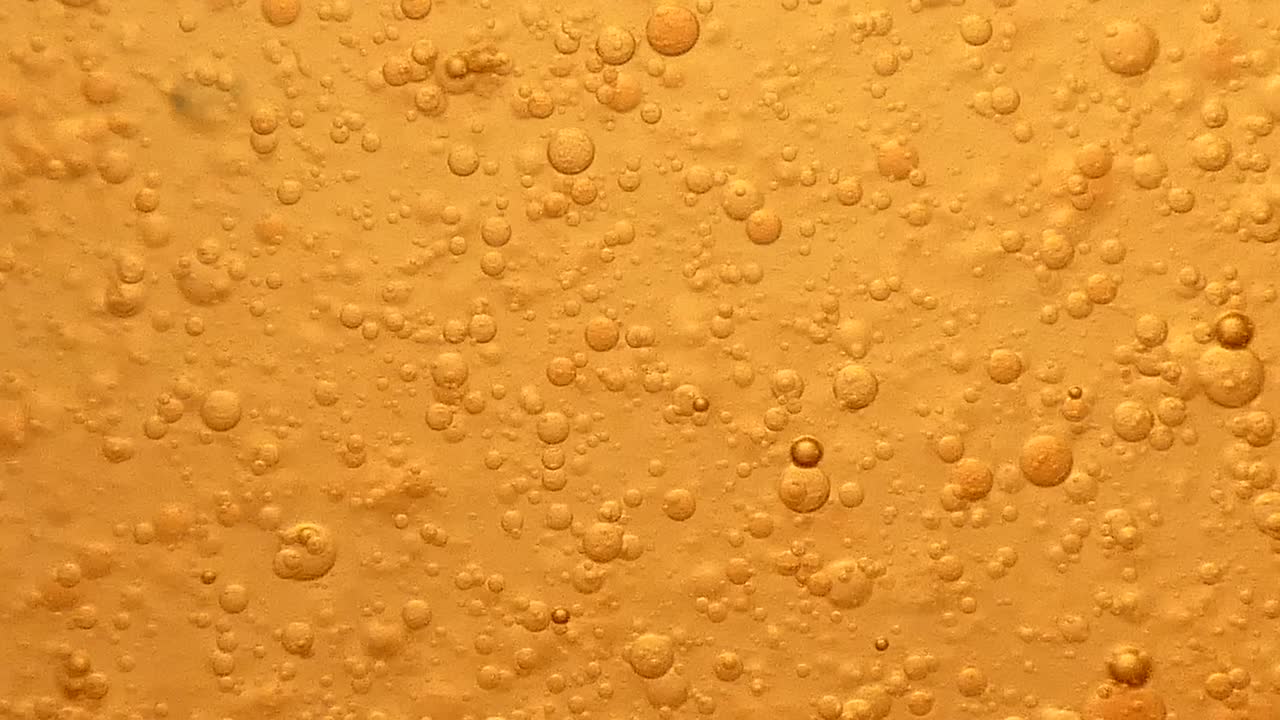 pequeñas burbujas de aceite giratorias