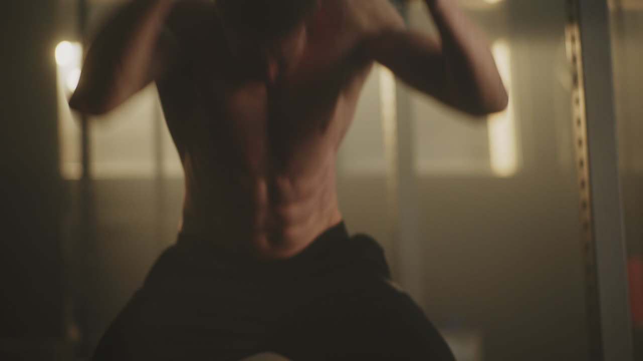 체육관 에서 운동 하는 남자