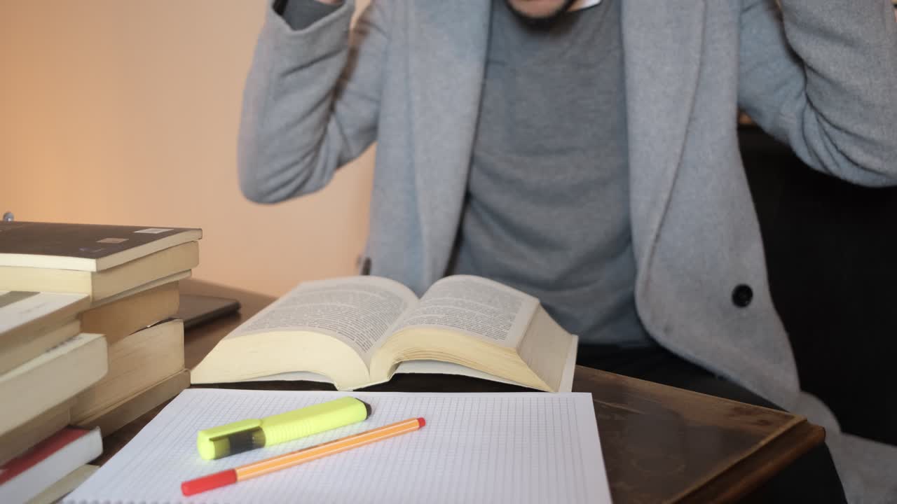 음악 을 듣는 동안 읽는 것