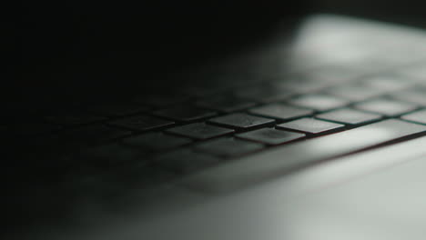 primer plano de un teclado de portátil