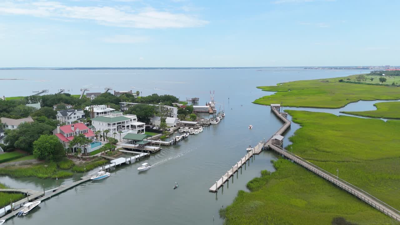 Ripresa con drone in volo sopra Shem Creek