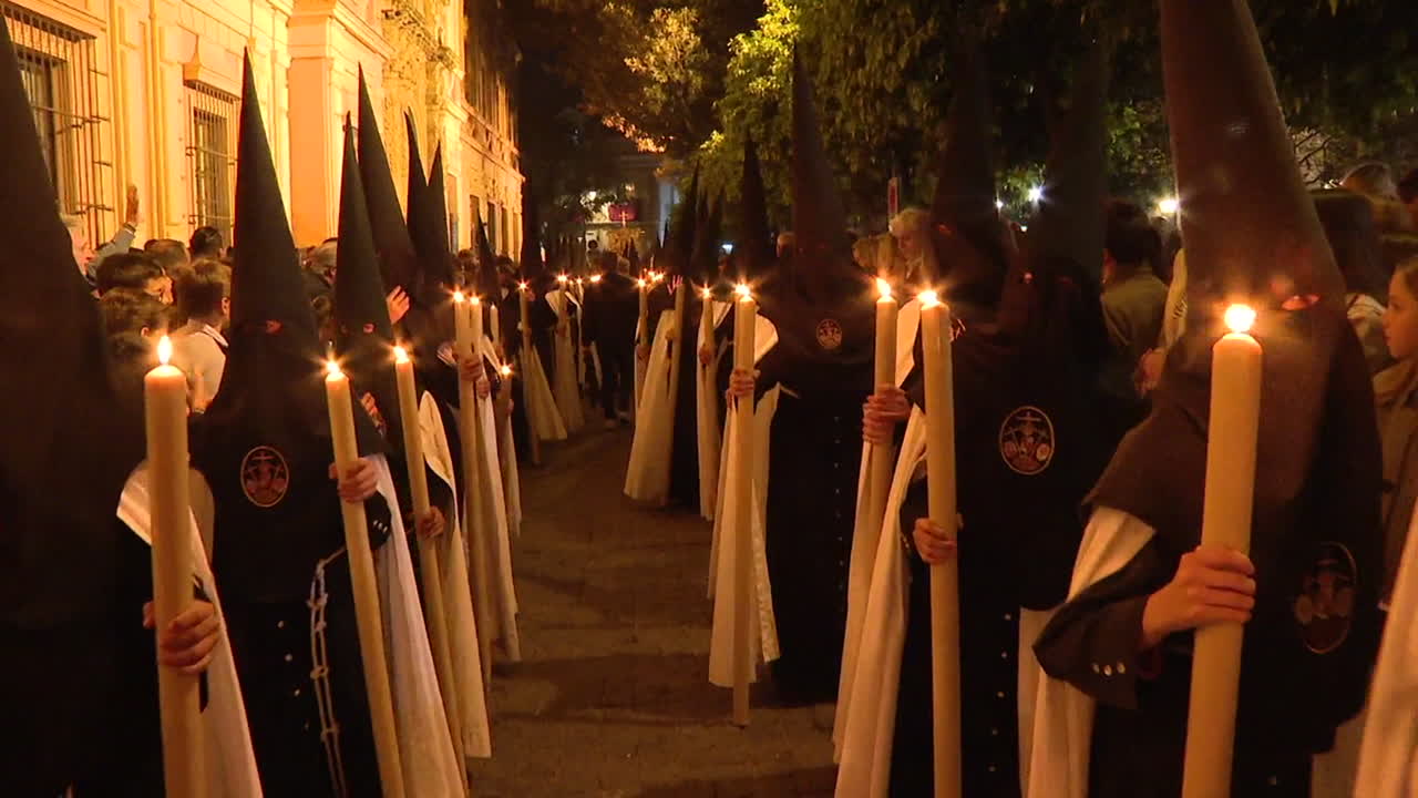 procesión religiosa en la noche