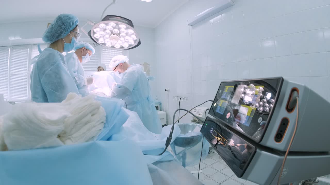 un cirujano en una sala de operaciones estéril que realiza un procedimiento quirúrgico con enfoque y precisión. representa la atención médica, la cirugía, la experiencia médica y el cuidado del paciente