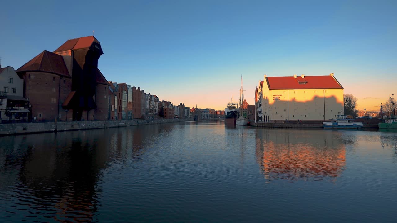 foto panorámica del paisaje urbano de gdansk, polonia, edificios alrededor del río en la ciudad vieja
