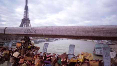 candados de amor en un puente en parís con vista a la torre eiffel, símbolos románticos en parís, turismo en francia