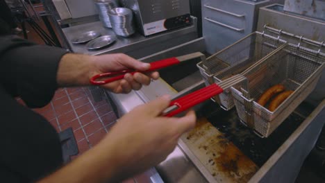 Rinderwürste-Werden-Auf-Dem-Herd-In-Der-Restaurantküche-Zubereitet