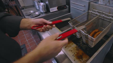 salchichas de carne de res que se cocinan en la cocina del restaurante de la estufa