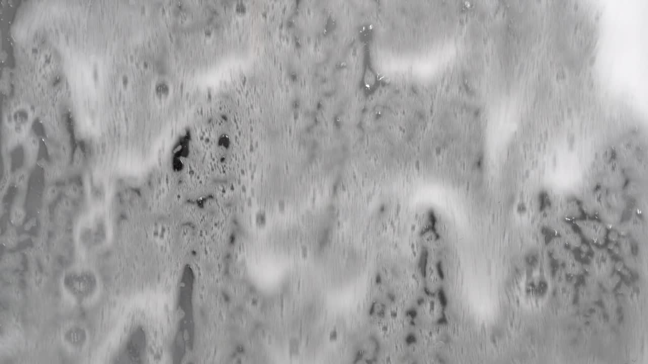 산업용 세탁기의 4k 비디오는 많은 양의 섬유를 세척하고 있습니다.