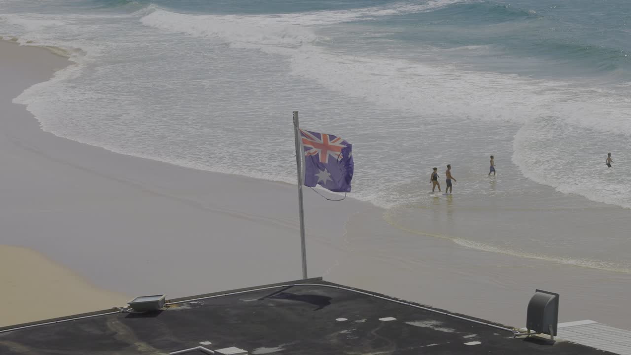 파도와 해변을 즐기는 사람들
