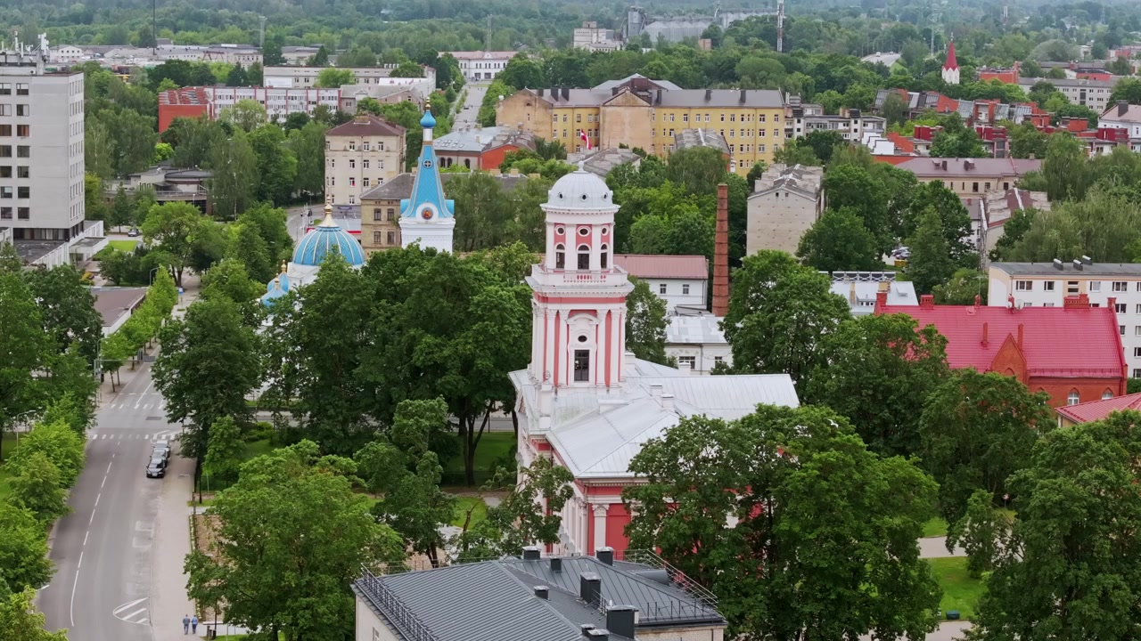 Catedral ortodoxa histórica e igreja da Santíssima Trindade acima da paisagem urbana de Jelgava.