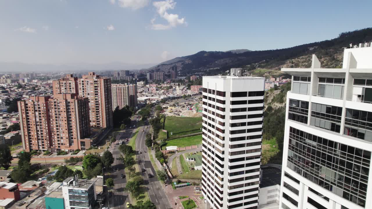 Vista di case ed edifici nella città di Bogotà, Colombia, ripresi da dietro