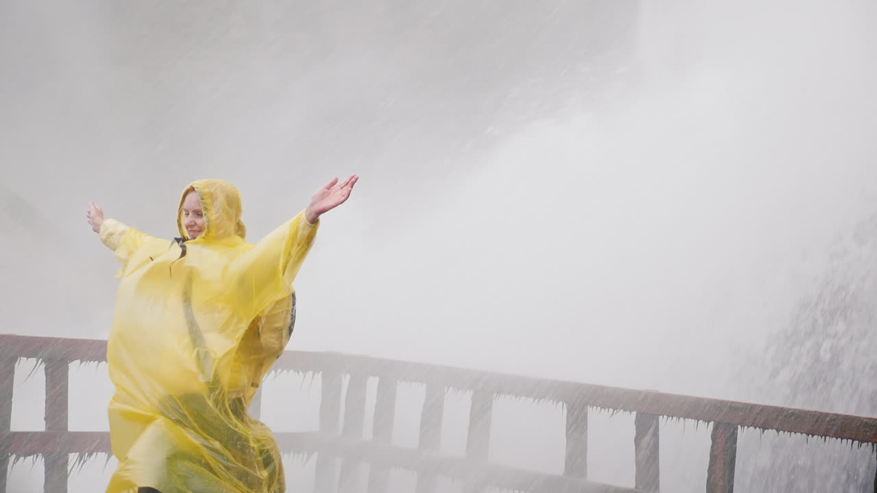 나이아가라 폭포의 행복한 여인