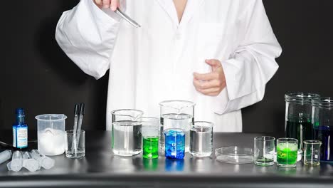experimento de química en un laboratorio
