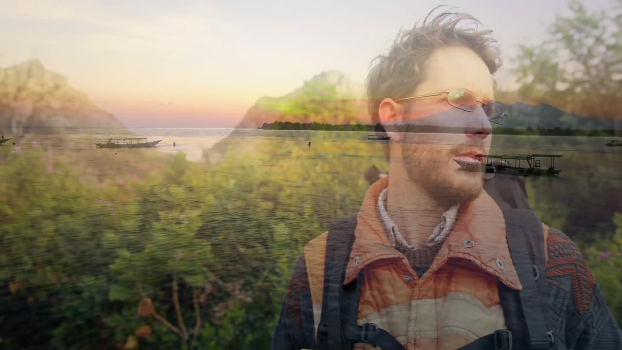 Viaggio con protagonista un escursionista uomo che entra sulla riva del lago, osserva l'alba su barche di legno e sistema lo zaino.
