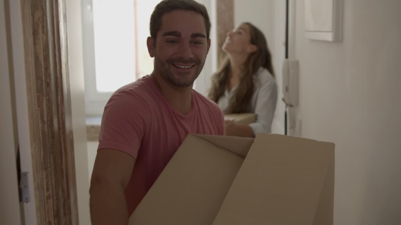 feliz pareja caucásica entrando en una nueva casa o apartamento por primera vez