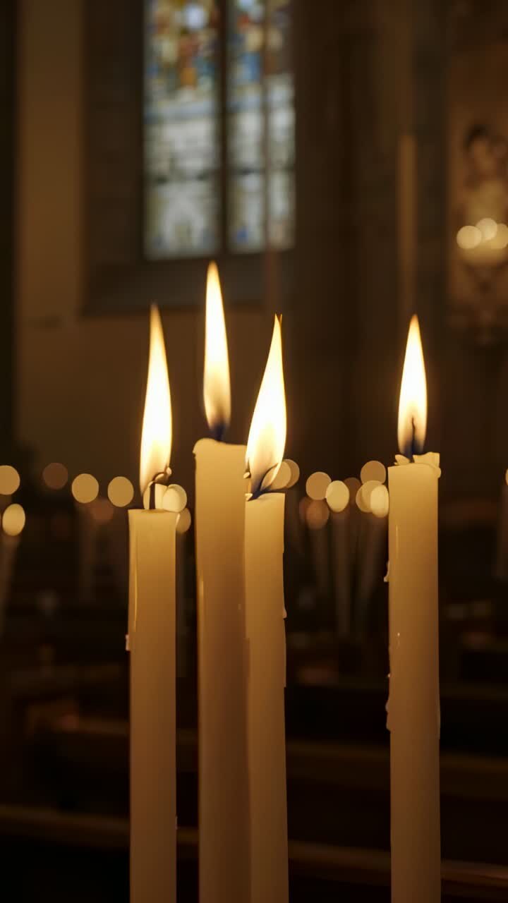 Video verticale: sfarfallio mentre la telecamera è in funzione, cinque candele affusolate che gocciolano cera in chiesa, ceri votivi