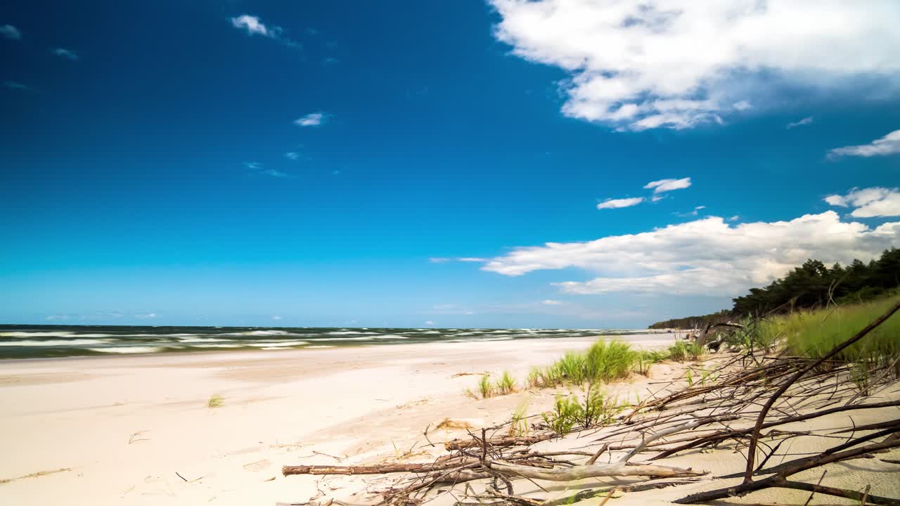 playa timelapse cielo azul y nubes blancas sobre playa de arena