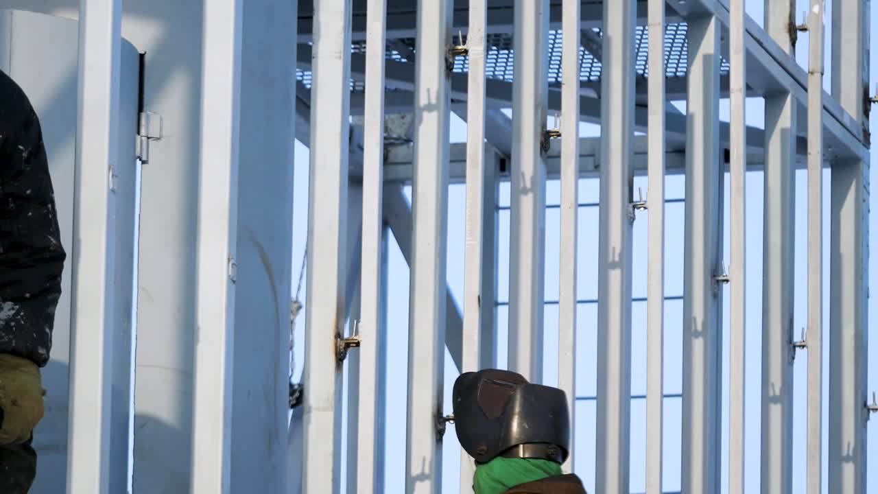 금속 구조에 대한 용접 작업