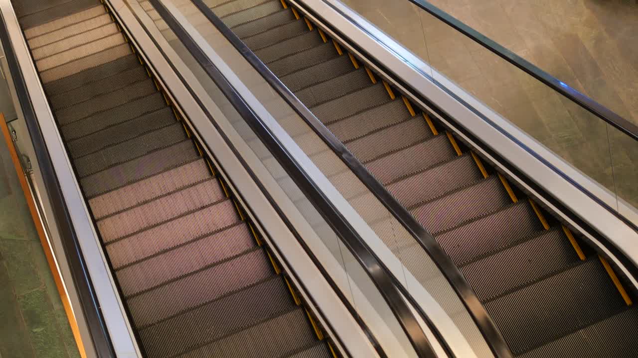 에스컬레이터 올라가고