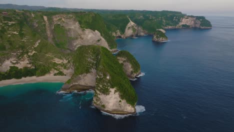 moody paisaje de la isla con vistas a la playa de kelingking, escarpados acantilados marinos de nusa penida, antena