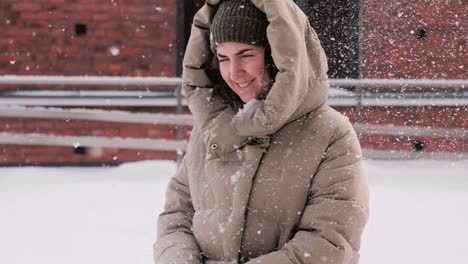 Menschen,-Jahreszeit-Und-Weihnachtskonzept.-Glückliche-Junge-Frau-Wirft-Im-Winter-Schnee-Auf-Die-Stadtstraße.