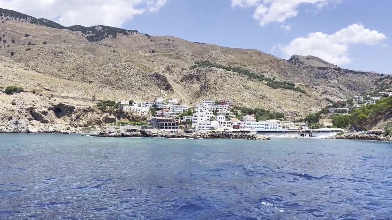 Yunanistan, Girit'teki Chora Sfakion limanına denizden yaklaşım