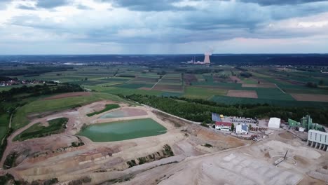 Pozo-De-Grava-Contra-El-Plátano-De-Energía-Nuclear-En-El-Horizonte,-Essenbach,-Baviera,-Alemania