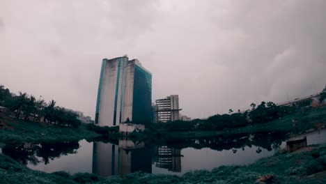 vueltas de tiempo de las nubes en un edificio