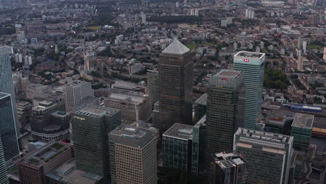 Vista-Aérea-De-Un-Edificio-Alto-Y-Moderno-Alrededor-De-La-Plaza-Canada-En-El-Distrito-Comercial-De-Canary-Wharf.-Canadá,-Hsbc,-Citi-Y-Otros-Rascacielos-De-Oficinas-Después-Del-Atardecer.-Londres,-Reino-Unido