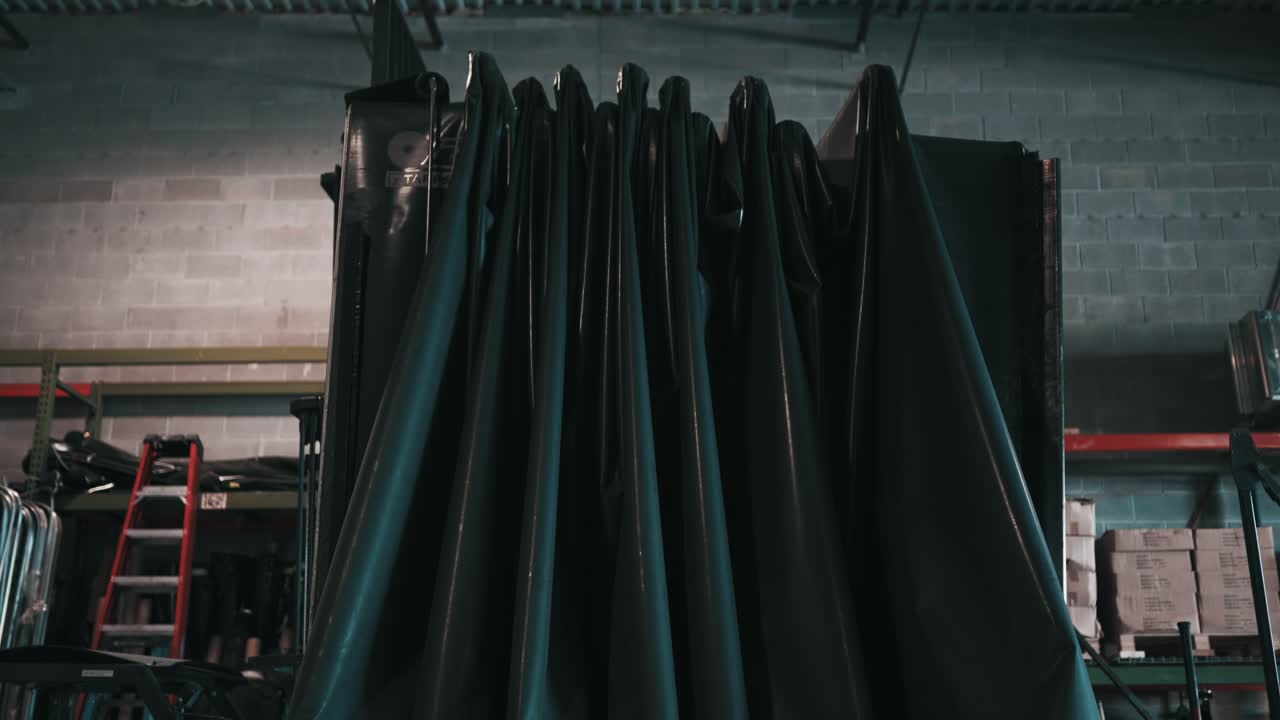 прицеп connestoga в открытом положении, стоящий в мастерской по ремонту прицепов - гараже