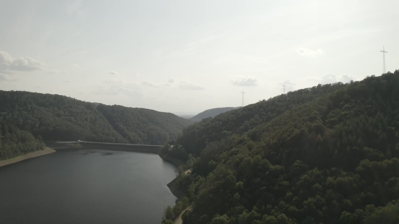 독일, 유럽 하르츠 국립공원의 일몰에 있는 아름다운 호수의 경치 좋은 드론 샷