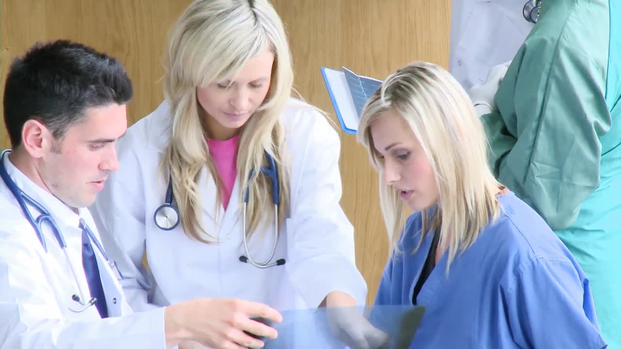 스레이 를 검사 하는 의사 들 의 높은 시각