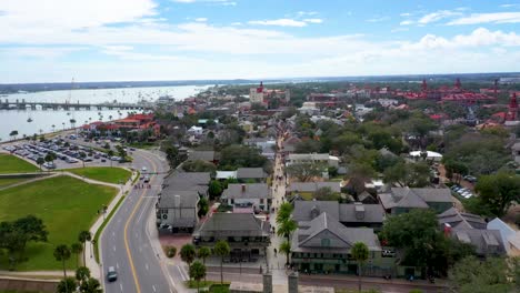 fotografía aérea, 4k volando sobre la calle saint george en st. augustine, florida con personas comprando, comiendo y bebiendo en restaurantes y bares en un hermoso día de enero de 2024