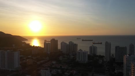 Vista-Del-Atardecer-De-Los-Edificios-De-La-Ciudad-Cerca-Del-Océano-En-América-Latina