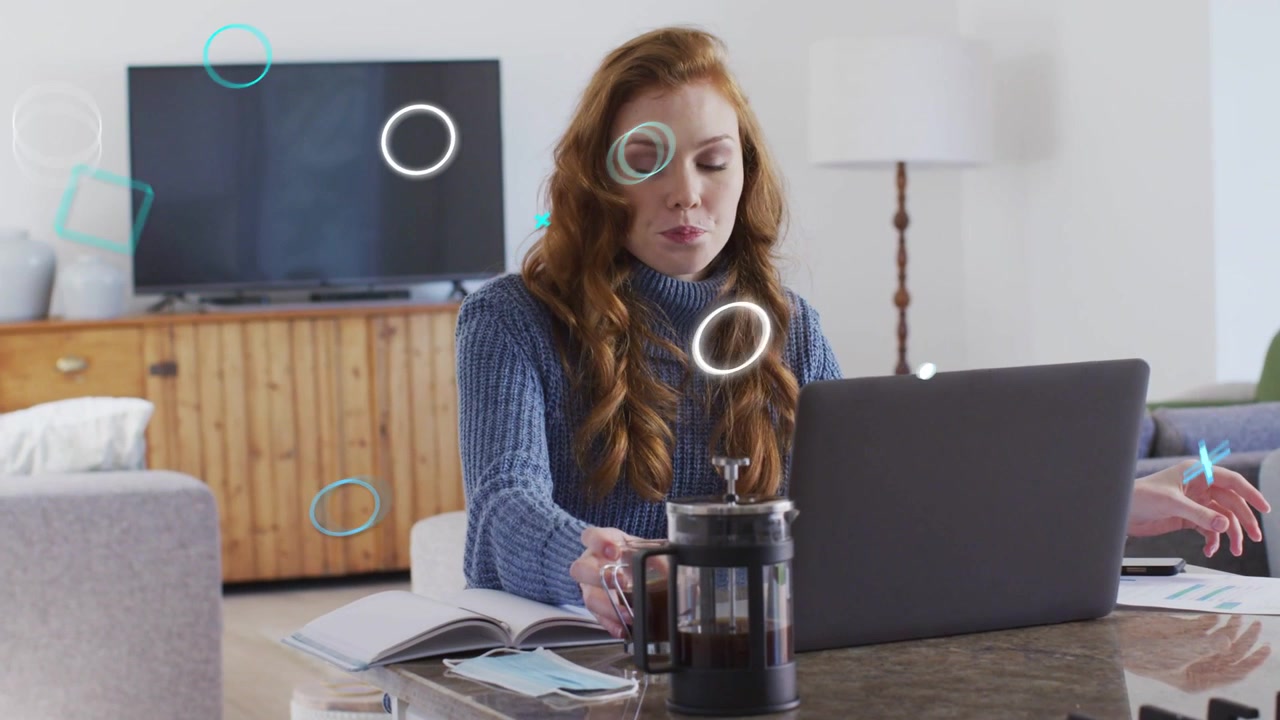 Donna che lavora al computer portatile, con documenti e grafici animati che appaiono e si muovono sullo schermo, per il lavoro a distanza.