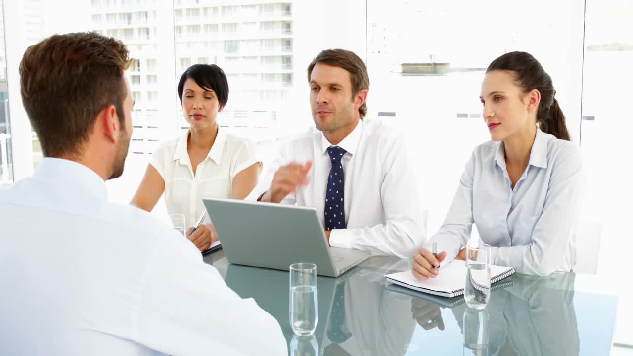 지원자 에게 설명 하는 면접 위원회