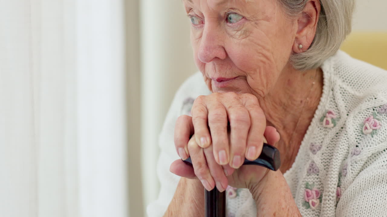 고령 여성, 생각과 집 소파에 지 ⁇ 이