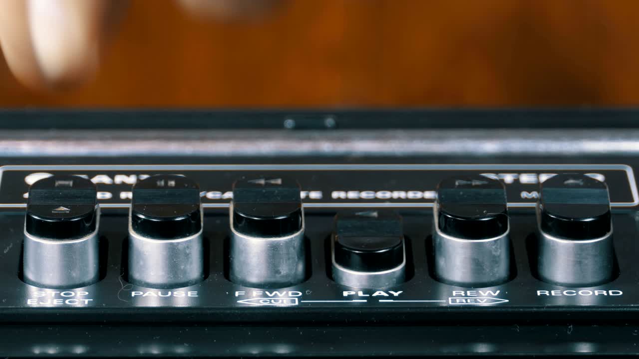 테이프 레코더의 버튼을 누르면 재생, 멈추기, 녹음, ff, rew